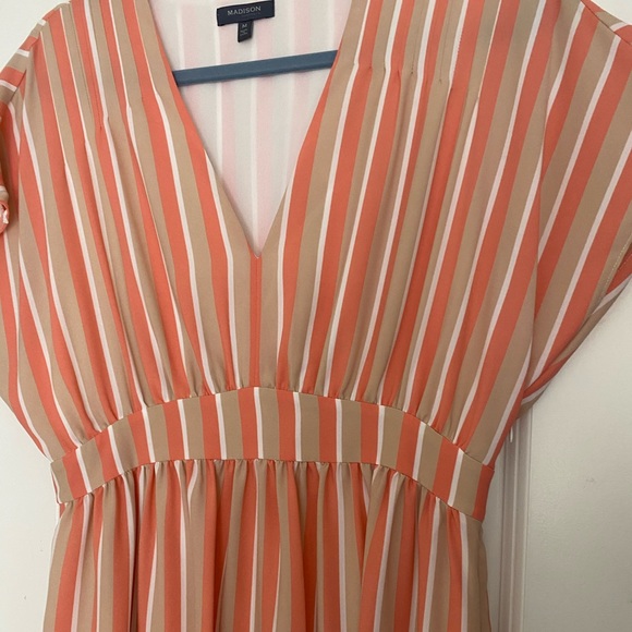 Madison peach stripe dress front slit medium - Picture 3 of 4